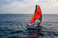 Catamaran Minicat 310 Sport – żeglowanie, widok z boku, fala, kolor pomarańczowy