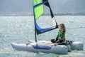 Katamaran Minicat Guppy - na pokładzie Laura Dekker, żegluje na jeziorze.