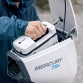 Mercury Avator 7.5e – wyjmowanie zintegrowanej baterii 1 kWh spod pokrywy.