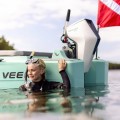 Mercury Avator 7.5e – silnik na łodzi, ujęcie lifestyle na wodzie.