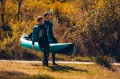 Koloa 400 – dwie osoby niosą kajak; lekki i poręczny zestaw