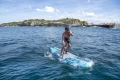 Dynamiczne zdjęcie płynącego surfer na desce sup Beast Aqua Marina