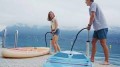 SUP Aqua Marina Halo - dwie osoby pompują deski na pomoście