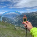 człowiek trzymajacy Skywatch PRO -kieszonkowy wiatromierz profesjonalny z rozbudowanym zestawem pomiarów pogodowych i terenowych