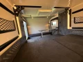 kampera-bushcamp-cargo-bushcamp-cargo-miejsce-na-stolik-wewnatrz-orig.webp