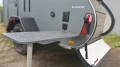 kampera-bushcamp-cargo-bushcamp-cargo-skladany-stolik-na-zewnatrz-orig.webp