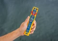 Ocean Signal PLB3 w dłoni — rozmiar i ergonomia obsługi