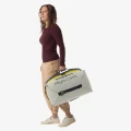 Eagle Creek Tour Travel Pack 40L Storm Grey — lifestyle: noszenie w dłoni (modelka)