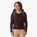 Eagle Creek Tour Travel Pack 40L Storm Grey — na plecach, widok z przodu (modelka)