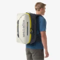 Eagle Creek Tour Travel Pack 40L Storm Grey — na plecach, widok boczny z zamkami (model)