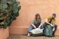 Eagle Creek Tour Travel Pack 40L Storm Grey — lifestyle: pakowanie przy ścianie z kaktusem