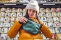 Explore Hip Pack 2 L — zdjęcie lifestyle, szybki dostęp do komory (kolor pokazowy)
