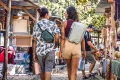 Explore Hip Pack 2 L Eagle Creek — noszenie crossbody w podróży, widok z tyłu (kolor pokazowy)