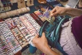 Explore Hip Pack 2 L — organizacja i kieszenie w użyciu, zdjęcie z targu (kolor pokazowy)