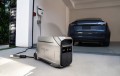 Ładowanie stacji z wallboxa EV – przewód EV podłączony do DELTA Pro 3 (wejście EV), auto w tle
