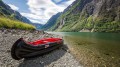 Grabner Adventure – lifestyle, panorama z łodzią na tle krajobrazu