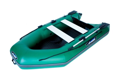 Ponton rekreacyjny Gladiator Light AK280AD zielony – ujęcie pod skosem od dziobu, wiosła na burtach, 2 ławki, podłoga AirDeck; ponton dwuosobowy 2+1.
