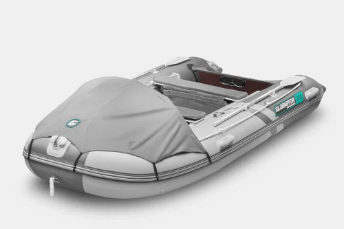 Ponton Gladiator Active C370AL szaro-ciemnoszary – ujęcie z przodu pod skosem, osłona dziobu i wyposażenie w zestawie