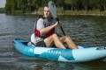 osoba wiosłuje w kajaku AQUA MARINA BETTA na wodzie 0001_228