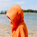 poncho plażowe dla dziecka pomarańczowy kolor  moai-kids-poncho-orange 2026.webp