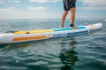 Pompowane deski SUP Gladiator Elite - zbliżenie na deske na wodzie.webp