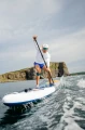 deska_SUP_Gladiator_Elite_2026_-_facet_lansujący_się_half.webp