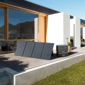 Bluetti AC 300 z modułem baterii B300K stacja zasilania - widok na zewnątrz z podłączonymi składanymi panelami solarnymi