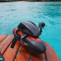 Skuter podwodny Vapor Sublue z zamocowaną kamerą sportową na decku jachtu