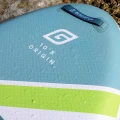 deska sup Gladiator Origin 10.8 – detal rufy i pokładu z uchwytem do noszenia, logo i powierzchnia z kroplami wody