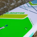 Gladiator Origin 10.8 SC – detal pokładu z logo, D-ring i krople wody, zielony pad oraz linki bagażowe