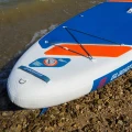 Gladiator Origin 10.8 Rental – rufa deski na plaży, widoczny statecznik, uchwyt i zawór
