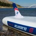 Deska SUP touring Gladiator Origin 12.6T – statecznik (fin) w wodzie, ujęcie boczne