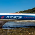 sup touring Gladiator Origin 12.6T – bok deski z logo Gladiator i oznaczeniem modelu nad wodą