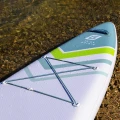 sup Gladiator Origin 12.6S Sport – linki bagażowe z przodu, ujęcie na brzegu