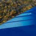 Gladiator Elite 14'0T – detal grafiki i napisu „Gladiator” na desce SUP przy wodzie
