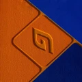 Deckpad EVA Gladiator Elite – zbliżenie pomarańczowej strefy antypoślizgowej z tłoczonym logo