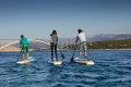 Pompowane deski SUP Gladiator Elite 2026 – widok z tyłu na wodzie, pływanie w trójkę