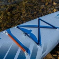 Gladiator Elite 12'6T – dziób deski SUP, bungee na bagaż i krople wody, ujęcie na skałach