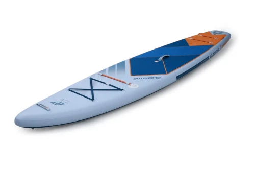 deska SUP Gladiator Elite 12.6LT Light – ujęcie pod kątem, widoczny pokład i linki bagażowe