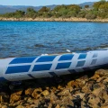 Gladiator Elite 12'6LT – zbliżenie grafiki na burcie deski SUP, tło morza i brzegu