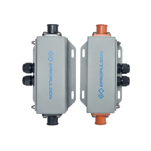 Porównanie złączy BUS Bar ePropulsion – blok dystrybucji 150A z gniazdami Amphenol (wejście/wyjście)