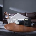 Anker SOLIX C300X AC – stacja zasilania 2×230V w domu, zasilanie urządzeń przy kanapie (scena użytkowa)