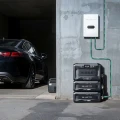 system BLUETTI Apex 300 z bateriami B300K zamontowany przy garażu