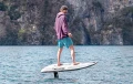 deska eFoil Waydoo Flyer EVO Max Plus 130L podczas pływania po jeziorze w ujęciu lifestyle