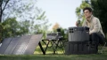 DJI POwer 2000 - zdjęcie w plenerze, stacja podłączona do paneli solarnych