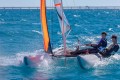MiniCat 420 Evoque – dynamiczna żegluga, bryzgi wody przy dziobie, 2 osoby.