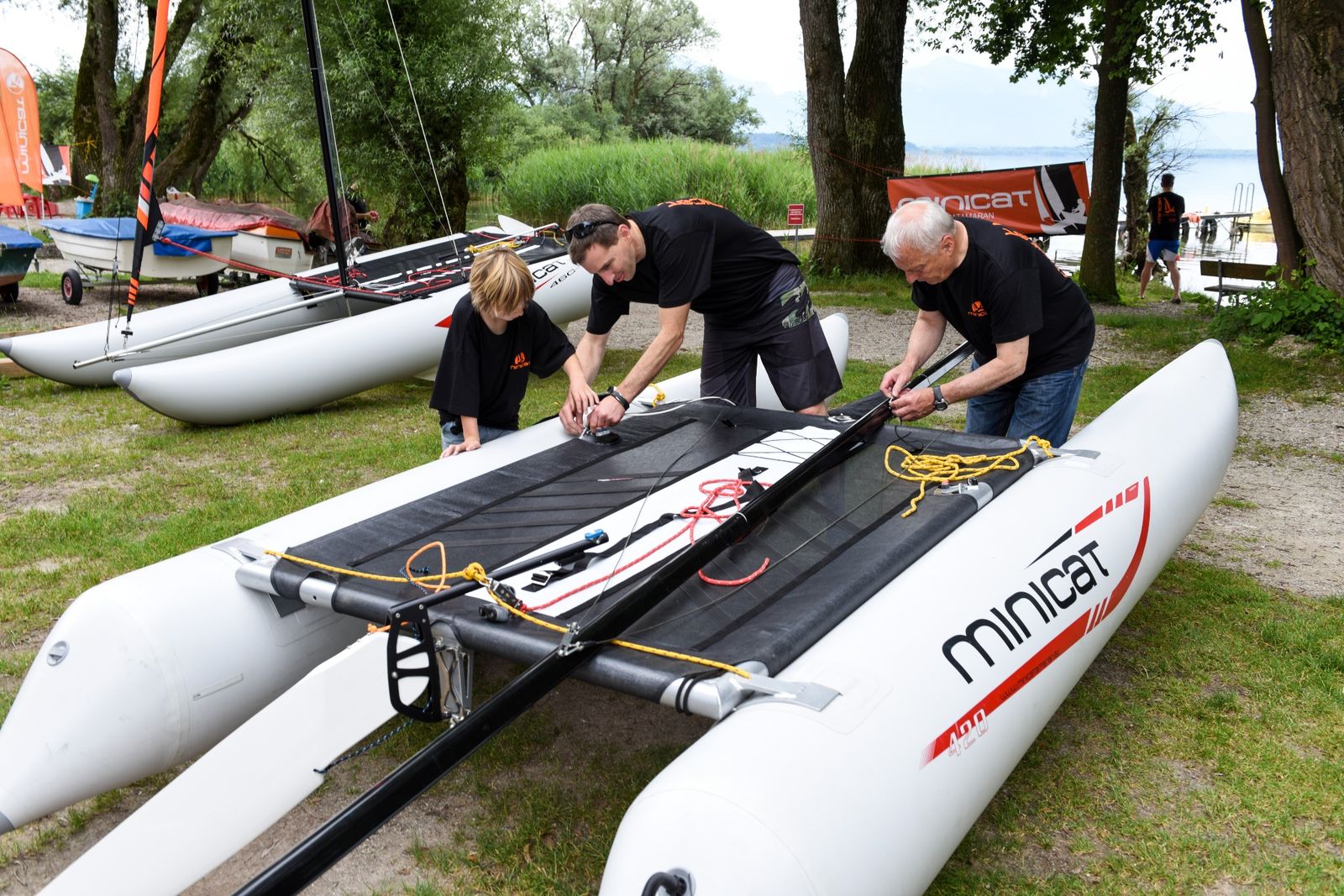 MiniCat 460 Elite – jarzmo steru i mocowanie do belki rufowej (zbliżenie)