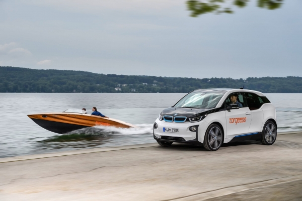 silnik elektryczny do łodzi Torqeedo – mobilny transport samochodem
