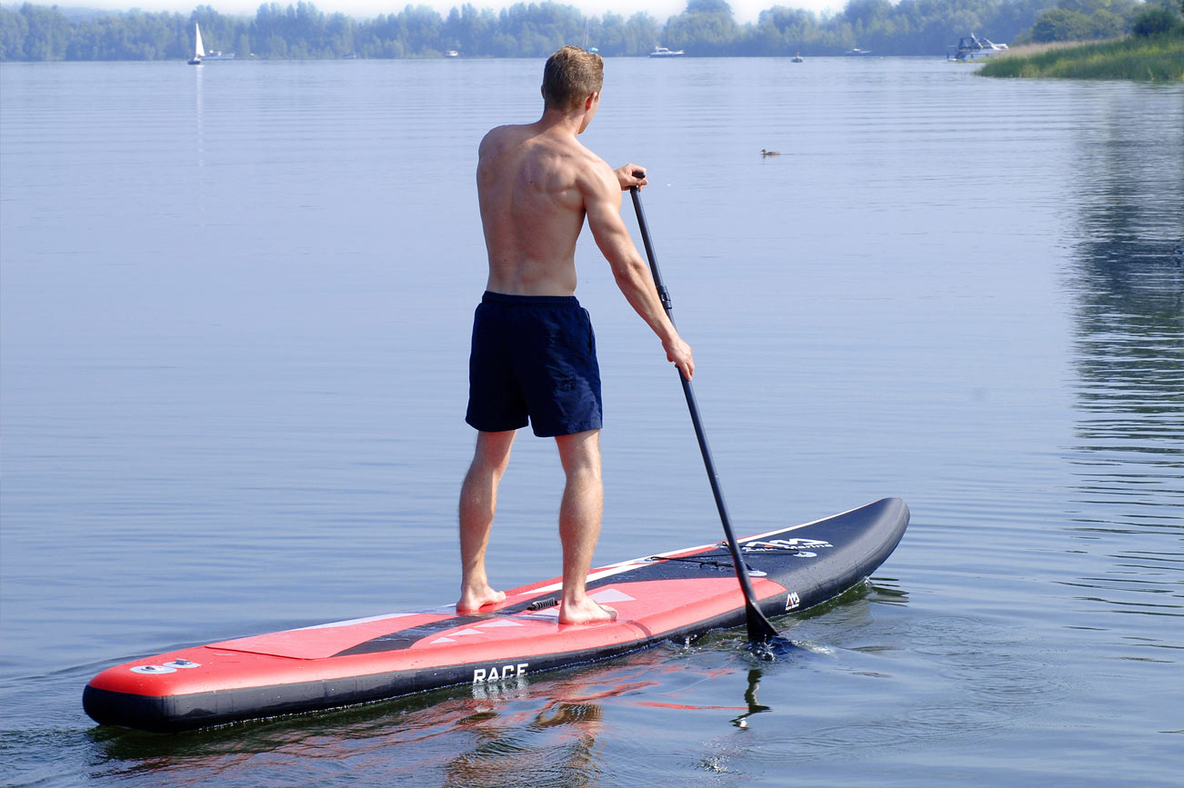 Deska SUP do Stand Up Paddleboarding – przykład sprzętu do pływania na stojąco z wiosłem
