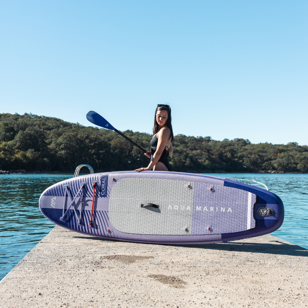 Paddleboard Aqua Marina Coral Night Fade – widok z góry na pokład i linki bagażowe